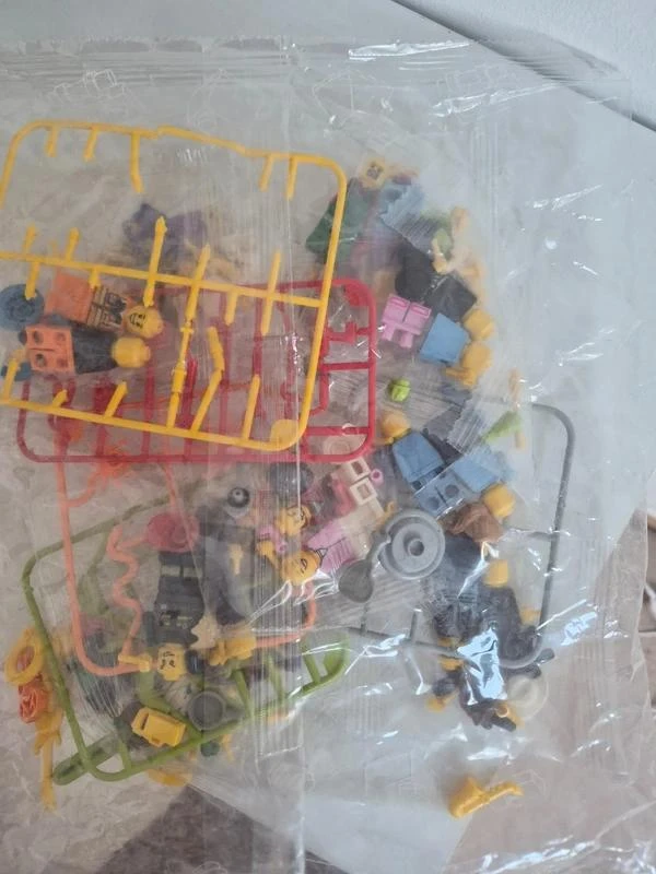 Lot de figurines type LEGO avec accessoires neufs